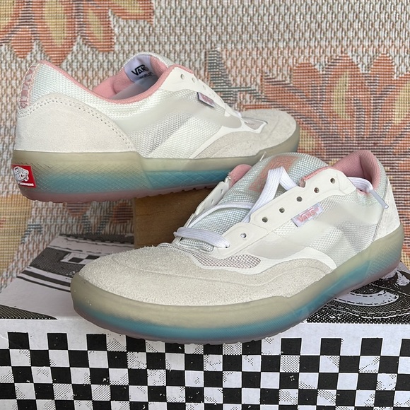 Vans WMNS Ave
White/Powder Pink
VN0A5JIB890
Sneakers - Picture 8 of 16